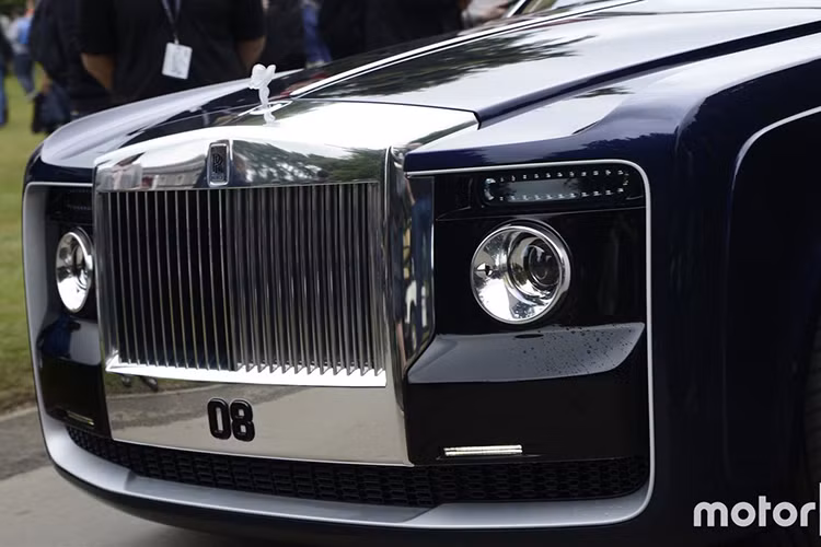 Mang trong mình những gì tinh túy nhất của làng xe siêu sang hiện nay, không có gì ngạc nhiên khi phiên bản Rolls-Royce Sweptail độc nhất bất ngờ xuất hiện tại Lệ hội tốc độ Goodwood 2017 danh tiếng và trình diễn trước hàng loạt báo giới cũng như người hâm mộ. 