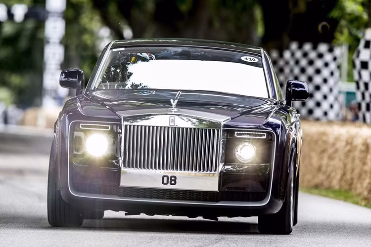 Đó chính là lý do mà mẫu siêu xe sang Rolls-Royce Sweptail "độc nhất vô nhị" này có phần thiết kế không hề giống bất cứ một chiếc Rolls-Royce nào từng có trước đó. Chiếc xe với phần đuôi vuốt về sau cùng trần kính kéo dài suốt từ đầu đến đuôi xe tạo cảm giác liền mạch.
