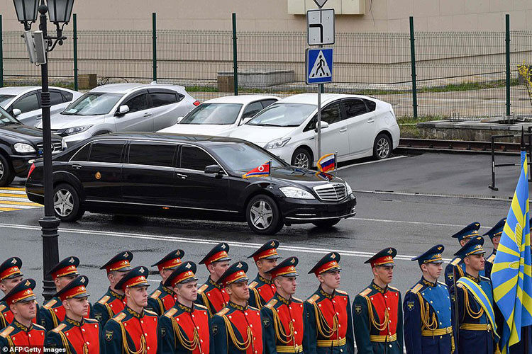 Trước đó, ông Kim cũng sử dụng chiếc Mercedes-Maybach S600 Pullman Guard trong cuộc gặp thượng đỉnh với Mỹ - Triều ở Singapore và tại Việt Nam. Tuy nhiên, không ít người cảm thấy thắc mắc vì Liên Hợp Quốc (U.N.) đã đưa ra lệnh cấm bán hàng hóa xa xỉ, bao gồm cả xe limousine, cho Triều Tiên nhằm tạo sức ép từ bỏ vũ khí hạt nhân.