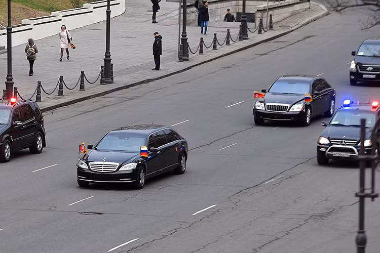 Hình ảnh về những chiếc limousine Mercerdes-Benz của lãnh đạo Triều Tiên đã xuất hiện lần đầu trong năm 2014. Mỗi chiếc được tính toán là có giá trị hơn 1 triệu USD vào thời điểm mua. Tuy không phải là phiên bản cập nhật mới nhất nhưng chiếc limousine của ông Kim vẫn là một phương tiện ấn tượng dành cho nguyên thủ quốc gia.