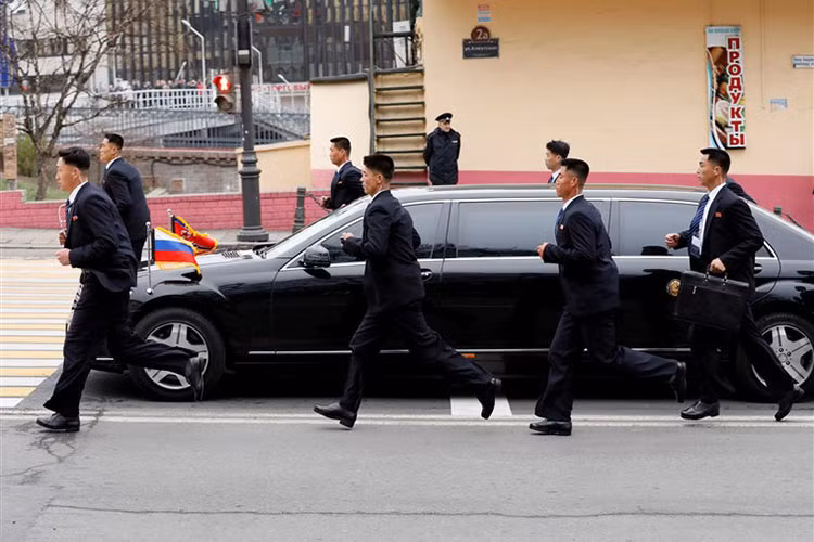 "Công ty chúng tôi không có mối quan hệ làm ăn với Triều Tiên trong hơn 15 năm qua và tuân thủ nghiêm ngặt lệnh cấm vận của châu Âu cũng như Mỹ", bà Mockert cho biết thêm. "Để ngăn việc bán xe cho Triều Tiên và mọi đại sứ quán của nước này trên toàn thế giới, Daimler đã thực hiện quy trình kiểm soát xuất khẩu toàn diện. Tuy nhiên, việc các bên thứ ba bán xe, đặc biệt là ô tô đã qua sử dụng, lại nằm ngoài tầm kiểm soát và trách nhiệm của chúng tôi".