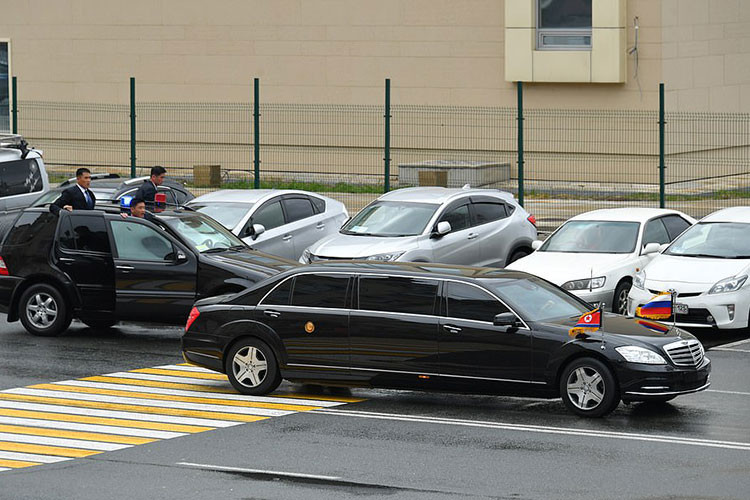 Trên trang chủ của mình, tập đoàn đa quốc gia này khẳng định đang phân phối ôtô và dịch vụ ở gần như mọi nước trên thế giới. Ngoài ra, Daimler còn có nhà máy sản xuất đặt ở nhiều nơi như châu Âu, Bắc Mỹ, Nam Mỹ, châu Á và châu Phi. Tuy nhiên, Triều Tiên không phải là khách hàng chính thức của Daimler.