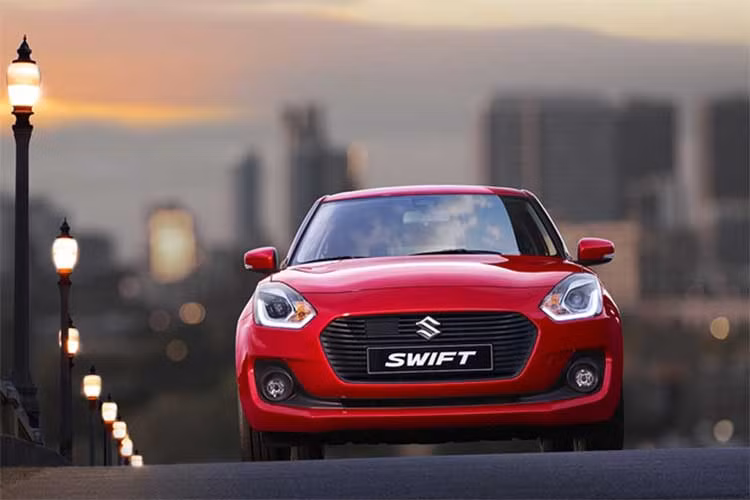 Mẫu xe Suzuki Swift 2018 sẽ được giới thiệu vào khoảng tháng 6 năm nay nhưng chưa rõ là lắp ráp hay nhập khẩu nguyên chiếc. Trao đổi với Suzuki Việt Nam, đại diện truyền thông đơn vị này cũng xác nhận thông tin ngừng sản xuất xe Suzuki Swift hiện tại để cho ra mắt thế hệ mới, tuy nhiên thời gian cụ thể chưa được công bố.