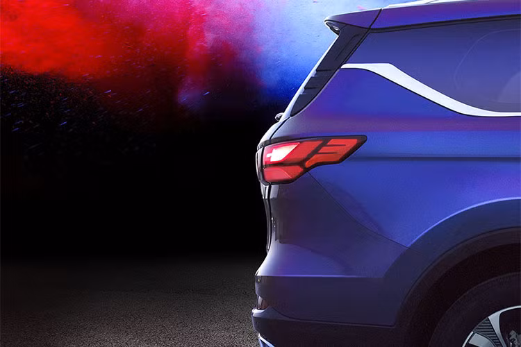 Changan COS1° sở hữu thiết kế ngoại thất khá mượt mà với lưới tản nhiệt hình lục giác hiện khá phổ biến trong làng ôtô thế giới và mắt lưới theo phong cách bầu trời sao khá giống với mẫu xe Mazda6 mới.