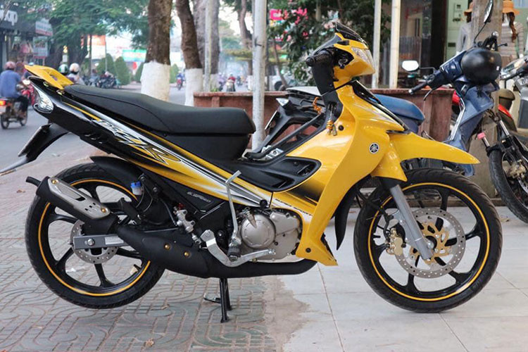 Mẫu xe máy Yamaha Z125 côn tay, hay còn được đặt với cái tên là "Ya cá mập" theo cách gọi của dân chơi xe máy Việt. Yamaha 125ZR dù đã ra mắt gần 20 năm tại Đông Nam Á nhưng tới nay vẫn rất được dân chơi ưa chuộng. Thành công của nó có được chính là nhờ vào động cơ 2 kỳ mạnh mẽ và kiểu dáng sắc sảo, ấn tượng.