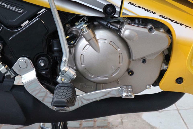 "Trái tim" của mẫu xe máy Yamaha 125ZR phiên bản 2017 vẫn là khối động cơ 2 thì, xi-lanh đơn, làm mát bằng không khí, dung tích 124,3 cc, kết hợp hộp số 6 cấp giúp sản sinh công suất tối đa 17,1 mã lực tại 8.000 vòng/phút, mô-men xoắn tối đa 16,1 Nm tại 7.500 vòng/phút.