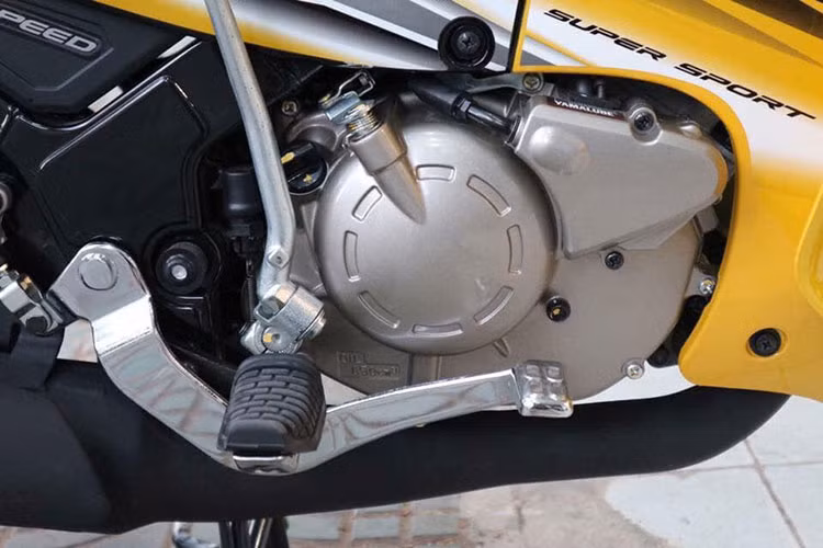 "Trái tim" của mẫu xe máy Yamaha 125ZR phiên bản 2017 vẫn là khối động cơ 2 thì, xi-lanh đơn, làm mát bằng không khí, dung tích 124,3 cc, kết hợp hộp số 6 cấp giúp sản sinh công suất tối đa 17,1 mã lực tại 8.000 vòng/phút, mô-men xoắn tối đa 16,1 Nm tại 7.500 vòng/phút.