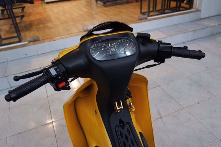 Chiếc xe máy Yamaha 125ZR đời 2017 màu vàng đen trong bài viết này với biển số khá độc "ngũ quý 3" từng được một người săn xe "độc" ở Sài Gòn mua lại từ Trà Vinh. Chiếc xe sau đó đã được rao bán với giá lên đến 450 triệu đồng, đắt hơn chiếc ôtô Hyundai Grand i10 bản cao nhất.