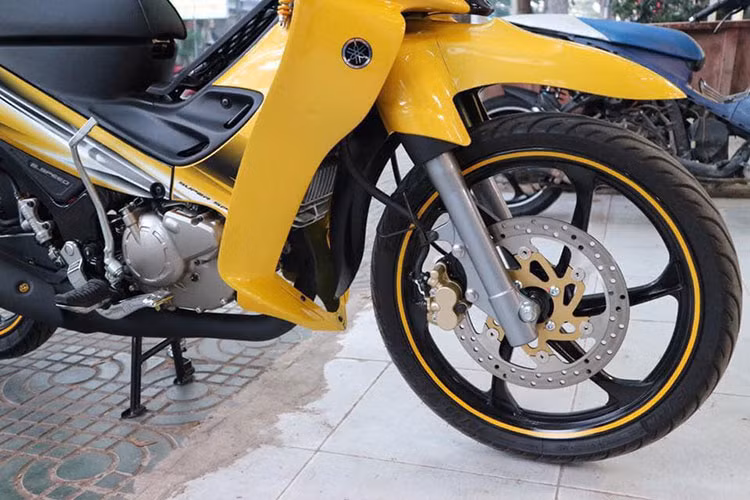 Chiếc xe máy 2 kỳ Yamaha 125ZR phiên bản 2017 có nguồn gốc từ Malaysia, do Hong Leong Yamaha Motor sản xuất. Về thiết kế, Yamaha 125ZR mới vẫn tiếp tục sở hữu kiểu dáng giống y hệt phiên bản 2015, vốn đã chỉ được thay đổi nhỏ so với những chiếc Z125 từ những năm 2002. 