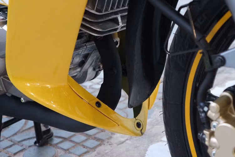 Hệ thống giảm xóc trước của xe thiết kế dạng ống lồng, giảm xóc sau lò xo trụ đơn bên cạnh vành đúc và phanh đĩa đơn trước, sau. Hệt thống ống xả đặc trưng của dòng xe hai kỳ này sau hàng chục năm vẫn không thay đổi.