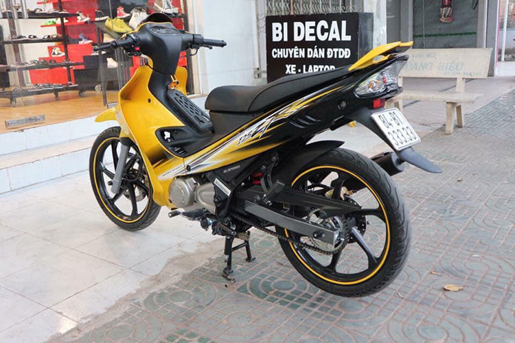 Yamaha 125ZR là dòng xe côn tay cỡ nhỏ 2 thì ra mắt từ năm 1998. Mẫu xe này nhận được sự tin dùng của nhiều khách hàng tại châu Âu, nhưng bán nhiều nhất ở thị trường Đông Nam Á, đặc biệt Malaysia và Singapore. Các tín đồ xe 2 thì tại Việt Nam cũng khá ưu chuộng 125ZR, tuy nhiên, giá bán khá cao do rào cản về thuế...