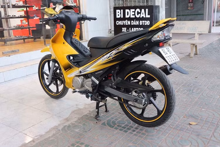 Yamaha 125ZR là dòng xe côn tay cỡ nhỏ 2 thì ra mắt từ năm 1998. Mẫu xe này nhận được sự tin dùng của nhiều khách hàng tại châu Âu, nhưng bán nhiều nhất ở thị trường Đông Nam Á, đặc biệt Malaysia và Singapore. Các tín đồ xe 2 thì tại Việt Nam cũng khá ưu chuộng 125ZR, tuy nhiên, giá bán khá cao do rào cản về thuế...