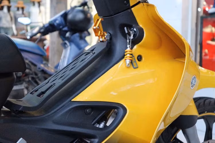 Theo tay buôn xe độc cho hay, sở dĩ chiếc côn tay này có mức giá bằng cả một chiếc Hyundai Grand i10 là bởi xe được nhập khẩu Hải quan chính ngạch và sở hữu biển số ngũ quý 3 độc đáo. Trong khi đó, tại các cửa hàng kinh doanh xe máy nhập khẩu, dòng Yamaha 125ZR đời 2017 khá hiếm xe và số ít hiện có giá xấp xỉ 300 triệu đồng.