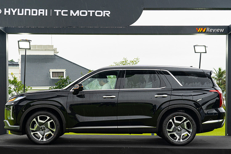 Mẫu xe SUV Hyundai Palisade 2024 sở hữu kích thước dài x rộng x cao lần lượt 4.995 x 1.975 x 1,785 mm, chiều dài cơ sở 2.900mm cùng khoảng sáng gầm xe là 203 mm. Phần đầu xe nổi bật với lưới tản nhiệt kích thước lớn, tạo hình thác nước Cascading Grill. Thiết kế lưới tản nhiệt này cũng áp dụng phong cách khí động học tham số Parametric Dynamics như Hyundai Tucson, giúp tạo nên thiết kế vững chãi.