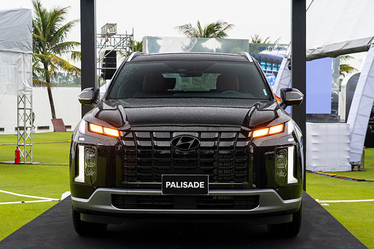 Hệ thống đèn chiếu sáng full LED Projector và đèn LED ban ngày DRL mang thiết kế T-Shape đặc trưng đặt dọc bao quanh lưới tản nhiệt, tạo thành một khối liền mạch. Bánh xe hợp kim kích thước 18 hoặc 20 inches (tùy phiên bản) tạo hình mạnh mẽ, kết hợp cùng bộ vòm bánh xe cơ bắp nổi khối tạo nên vẻ khỏe khoắn. Cản trước được thiết kế tạo hiệu quả khí động, đồng thời tăng vẻ mạnh mẽ cho xe.