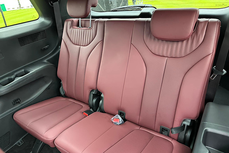 Hyundai Palisade có duy nhất một lựa chọn động cơ dầu R 2.2 (mã hiệu D4HB) cho công suất tối đa 200 mã lực tại 3.800 vòng/phút cùng Momen xoắn cực đại 440Nm ngay từ 1.750 vòng/phút, hộp số tự động 8 cấp. Xe được tích hợp thống Drive Mode với 4 chế độ: Eco - Comfort - Sport - Smart. Đi cùng là hệ thống dẫn động 4 bánh thông minh HTRAC có thể điều chỉnh biến thiên tỉ số phân bổ lực kéo trên các bánh.