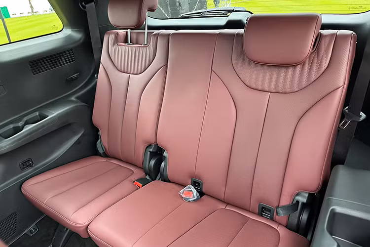 Hyundai Palisade có duy nhất một lựa chọn động cơ dầu R 2.2 (mã hiệu D4HB) cho công suất tối đa 200 mã lực tại 3.800 vòng/phút cùng Momen xoắn cực đại 440Nm ngay từ 1.750 vòng/phút, hộp số tự động 8 cấp. Xe được tích hợp thống Drive Mode với 4 chế độ: Eco - Comfort - Sport - Smart. Đi cùng là hệ thống dẫn động 4 bánh thông minh HTRAC có thể điều chỉnh biến thiên tỉ số phân bổ lực kéo trên các bánh.