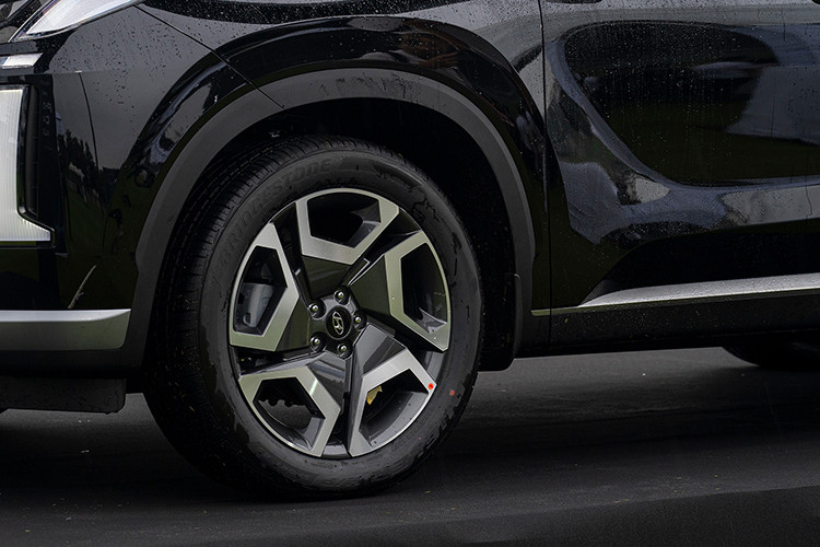 Dù sở hữukích thước to lớn, nhưng Palisade vẫn là một chiếc xe sở hữu thiết kế khí động học với hệ số cản gió chỉ 0,33Cd. Con số này có được nhờ thiết kế cột A mảnh và thoát gió kết hợp cùng khu vực tản nhiệt phía trước được tối ưu hóa với rãnh dẫn khí dọc thân xe, phối hợp cùng cánh lướt gió ở phần nóc và bộ khuyếch tán gió ở cản sau.