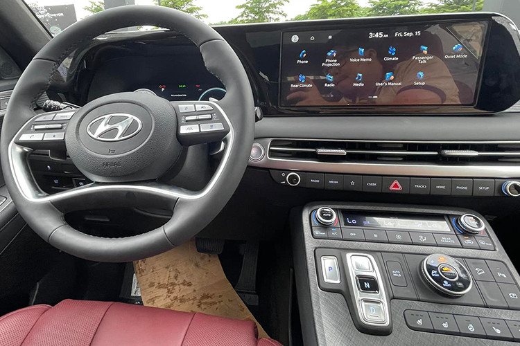 Đồng thời, xe được trang bị ghế “Captain” ở hàng ghế thứ hai, giúp cho Palisade có được một không gian tối ưu tốt nhất để nghỉ ngơi hoặc làm việc. Màn hình trung tâm của xe là có kích thước 12,3 inches, hiển thị camera 360 với chất lượng hình ảnh sắc nét, hỗ trợ Apple Carplay/Android Auto đi cùng hệ thống giải trí 12 loa Infinity với tổng công suất 550W, hỗ trợ công nghệ Clari-Fi and Quantum Logic độc quyền.