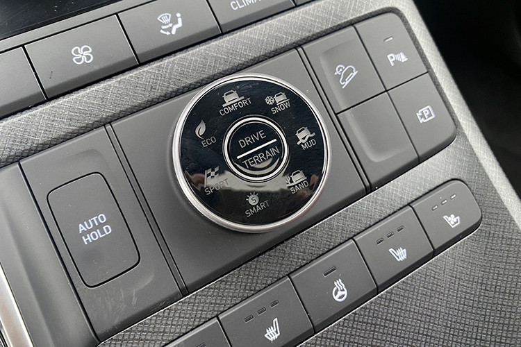 Các trang bị khác có thể kể đến như chìa khóa thông minh khởi động nút bấm kết hợp khởi động từ xa, phanh tay điện tử, cốp mở điện, rèm chắn nắng cho hàng ghế sau, điều hòa tự động, cửa gió điều hòa và cổng sạc cho 3 hàng ghế, kính chiếu hậu trong xe là loại chống chói điện tử ECM,…