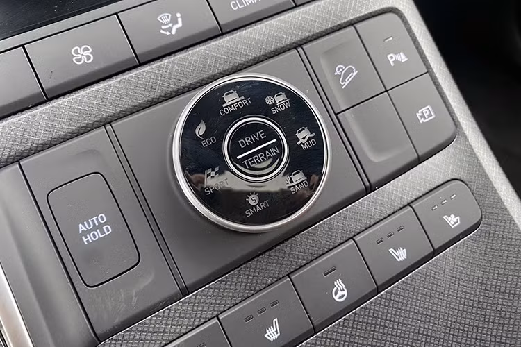 Các trang bị khác có thể kể đến như chìa khóa thông minh khởi động nút bấm kết hợp khởi động từ xa, phanh tay điện tử, cốp mở điện, rèm chắn nắng cho hàng ghế sau, điều hòa tự động, cửa gió điều hòa và cổng sạc cho 3 hàng ghế, kính chiếu hậu trong xe là loại chống chói điện tử ECM,…