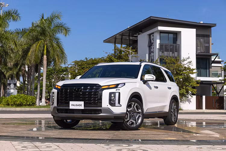 Ngoài ra xe con được trang bị hệ thống hỗ trợ giữ làn đường LFA &amp; LKA, hệ thống phòng tránh va chạm trước FCA, hệ thống điều khiển hành trình thông minh Smart Cruise Control, hệ thống cảnh báo người lái mất tập trung DAW, hệ thống hỗ trợ đỗ xe chủ động, hệ thống giám sát &amp; phòng tránh va chạm điểm mù BVM &amp; BCA. 