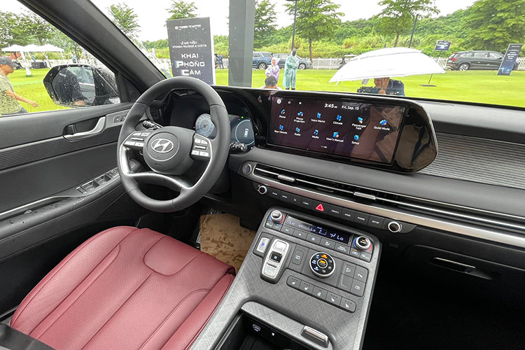 Hyundai Palisade được sở hữu không gian nội thất hiện đại với nhiều vật liệu cao cấp. Xe được trang bị vật liệu da kết hợp các chi tiết vật liệu thân thiện môi trường và nhôm định hình, tạo nên một không gian cao cấp. Xe được trang bị ghế ngồi công thái học không trọng lực, được làm theo công nghệ tiêu chuẩn ghế ngồi của phi hành gia NASA và bọc da Nappa (bản cao cấp).