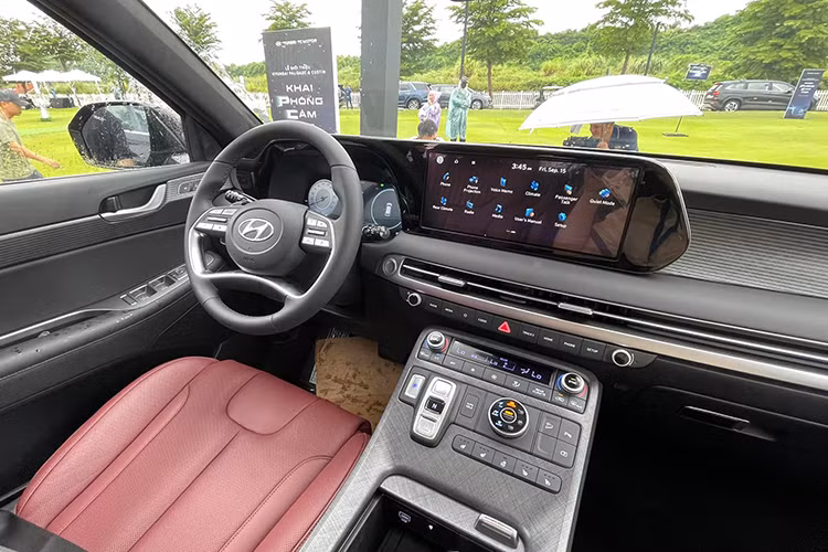 Hyundai Palisade được sở hữu không gian nội thất hiện đại với nhiều vật liệu cao cấp. Xe được trang bị vật liệu da kết hợp các chi tiết vật liệu thân thiện môi trường và nhôm định hình, tạo nên một không gian cao cấp. Xe được trang bị ghế ngồi công thái học không trọng lực, được làm theo công nghệ tiêu chuẩn ghế ngồi của phi hành gia NASA và bọc da Nappa (bản cao cấp).