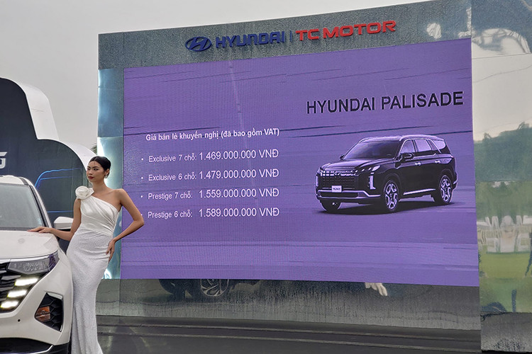Tại Việt Nam, giá xe Hyundai Palisade 2024 được phân phối với 4 phiên bản khác nhau cùng 7 lựa chọn màu sắc (Trắng, đen, đỏ đô, xanh lục bảo, xanh bóng đêm, xanh dương, xám kim loại) bán ra từ 1.469 tỷ đồng cho bản Exclusive 7 chỗ, Exclusive 6 chỗ là 1.479 đồng, Prestige 7 chỗ là 1, 559 tỷ đồng và Prestige 6 chỗ là 1,589 tỷ đồng.