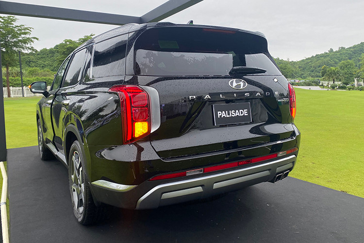 Phần đuôi xe thiết kế gọn gàng, không cầu kì nổi bật với cụm đèn hậu LED thiết kế to bản chạy dọc, kết hợp cùng bộ cản sau cỡ lớn và ống xả kép giúp tăng dáng vẻ mạnh mẽ cho xe. Cụm đèn hậu được tạo hình chữ H, đồng bộ về đường nét thiết kế với cụm đèn phía trước, giúp tăng thêm vẻ tinh tế.