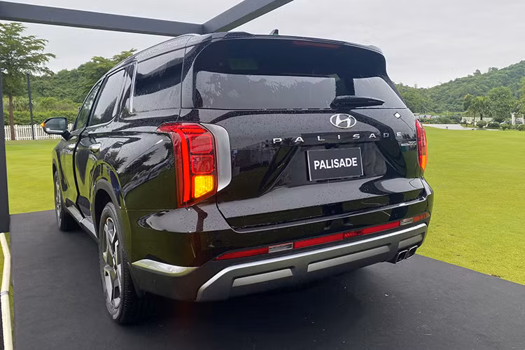 Phần đuôi xe thiết kế gọn gàng, không cầu kì nổi bật với cụm đèn hậu LED thiết kế to bản chạy dọc, kết hợp cùng bộ cản sau cỡ lớn và ống xả kép giúp tăng dáng vẻ mạnh mẽ cho xe. Cụm đèn hậu được tạo hình chữ H, đồng bộ về đường nét thiết kế với cụm đèn phía trước, giúp tăng thêm vẻ tinh tế.