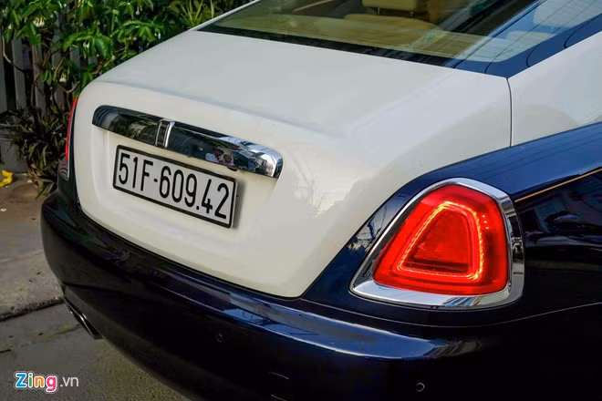 Vẫn ngắn hơn một chút so với Ghost và Phantom, tuy nhiên Wraith đủ thoải mái cho bốn người. Nếu những chiếc Phantom trở nên quá già, Wraith sẽ là lựa chọn phù hợp với những người trẻ tuổi thành đạt.