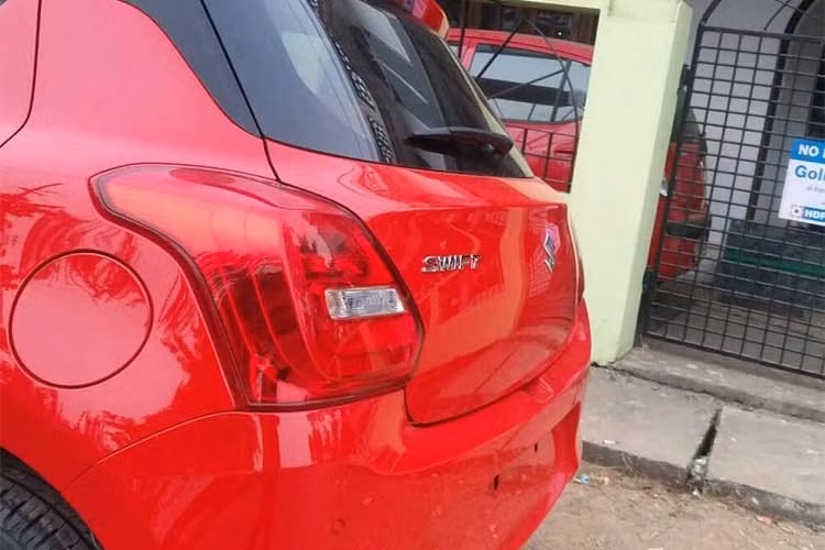 Những trang bị an toàn của mẫu xe giá rẻ Suzuki Swift mới theo một số nguồn tin thì chỉ dừng ở mức cơ bản với chống bó cứng phanh ABS, phân phối lực phanh điện tử EBD và túi khí kép cho hàng ghế trước.