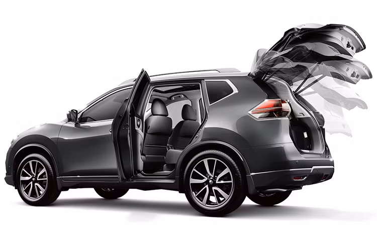 Theo hãng xe ôtô Nissan, các khách hàng tại Nhật Bản đã bắt đầu có thể đặt mua phiên bản X-Trail 2017 ngay từ bây giờ. Tại thị trường Nhật Bản, đối thủ của Mazda CX-5 và Honda CR-V có giá khởi điểm từ 2.197.800 Yên (tương đương 451,6 triệu đồng). Bản cao cấp nhất là 20X Hybrid với nội thất 2 hàng ghế và hệ dẫn động 2 cầu có giá 3.098.520 Yên (tương đương 636,6 triệu đồng).