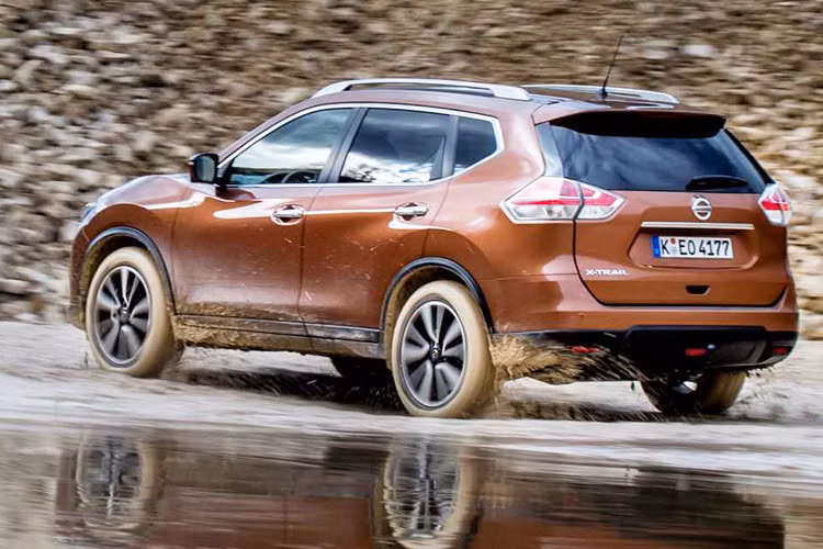 Các phiên bản động cơ của X-Trail phiên bản nâng cấp giữa vòng đời 2017 không có sự thay đổi, xe vẫn sẽ được trang bị động cơ 1.6l diesel 130 PS, 2.0l diesel 177 PS và 1.6l xăng 163 PS. Tùy từng phiên bản, X-Trail 2017 có thể được trang bị hộp số sàn 6 cấp, tự động vô cấp CVT, hệ dẫn động cầu trước hoặc 4 bánh toàn thời gian.