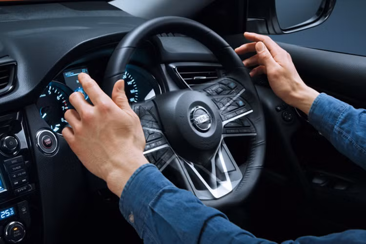 Công nghệ là một điểm nổi bật của X-Trail bản nâng cấp giữa vòng đời khi chiếc xe sẽ có tùy chọn hệ thống lái bán tự động ProPilot. Hệ thống này có khả năng điều khiển, tăng tốc và phanh trên 1 làn đường ở cao tốc, khi tắc đường hay di chuyển đều ở tốc độ cao. Ngoài ra, chiếc xe còn có hệ thống phanh khẩn cấp, nhận biết người đi bộ, cảnh báo xe vượt...