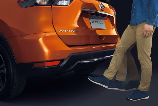 Ngoài ra, cửa khoang hành lý của Nissan X-Trail 2017 là loại chỉnh điện. Người lái có thể khua chân bên dưới cản va để mở cửa khoang hành lý. Tùy từng bản trang bị, Nissan X-Trail 2017 sẽ có thêm hệ thống camera 360 độ, tính năng hỗ trợ đèn pha, cảnh báo giao thông phía sau và can thiệp làn đường thông minh...