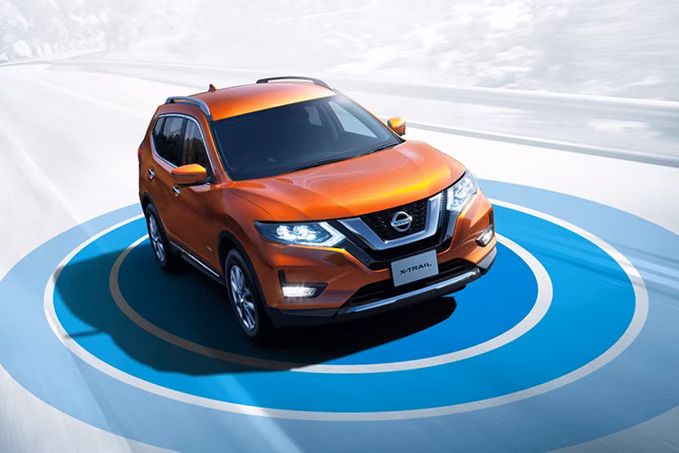 Hệ thống ProPilot này sẽ hỗ trợ người lái trong việc vần vô lăng, tăng tốc và phanh trên cao tốc 1 làn đường hoặc lúc ùn tắc giao thông. Tuy nhiên nó chỉ được trang bị tùy chọn cho 2 bản 20X và 20X Hybrid của Nissan X-Trail 2017 tại Nhật Bản. Tiếp đến là tính năng hỗ trợ đỗ xe thông minh nâng cấp cùng một số tiện ích hoàn toàn mới.