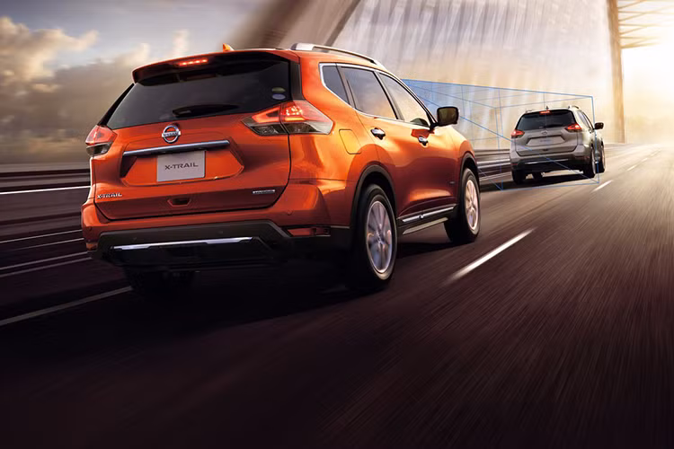 Thân xe của Nissan X-Trail 2017 không có nhiều sự thay đổi, chỉ được trang bị thêm một thanh nẹp chrome chạy dọc bên dưới thân xe. Ngoài ra chiếc xe còn có thêm 3 tùy chọn màu sơn và những bộ mâm kích thước 17, 18 và 19 inch với thiết kế mới. Cuối cùng, những thay đổi ở phía sau đuôi xe khó nhận ra hơn nhiều, chỉ bao gồm đèn hậu LED hình boomerang đem lại cho X-Trail 2017 vẻ mới mẻ và hiện đại hơn.