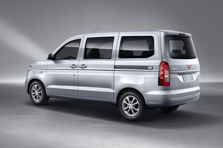 Nguồn cung cấp sức mạnh cho Wuling Hongguang V 2019 là động cơ xăng 4 xi-lanh, dung tích 1,5 lít với công suất tối đa 112 mã lực và mô-men xoắn cực đại 146,5 Nm. Động cơ kết hợp với hộp số sàn 5 cấp. Tại thị trường Trung Quốc, giá xe Wuling Hongguang V 2019 dao động từ 45.800 - 50.800 Nhân dân tệ (khoảng 158 - 175 triệu đồng).