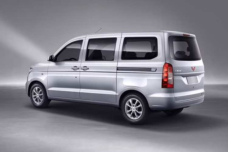 Nguồn cung cấp sức mạnh cho Wuling Hongguang V 2019 là động cơ xăng 4 xi-lanh, dung tích 1,5 lít với công suất tối đa 112 mã lực và mô-men xoắn cực đại 146,5 Nm. Động cơ kết hợp với hộp số sàn 5 cấp. Tại thị trường Trung Quốc, giá xe Wuling Hongguang V 2019 dao động từ 45.800 - 50.800 Nhân dân tệ (khoảng 158 - 175 triệu đồng).