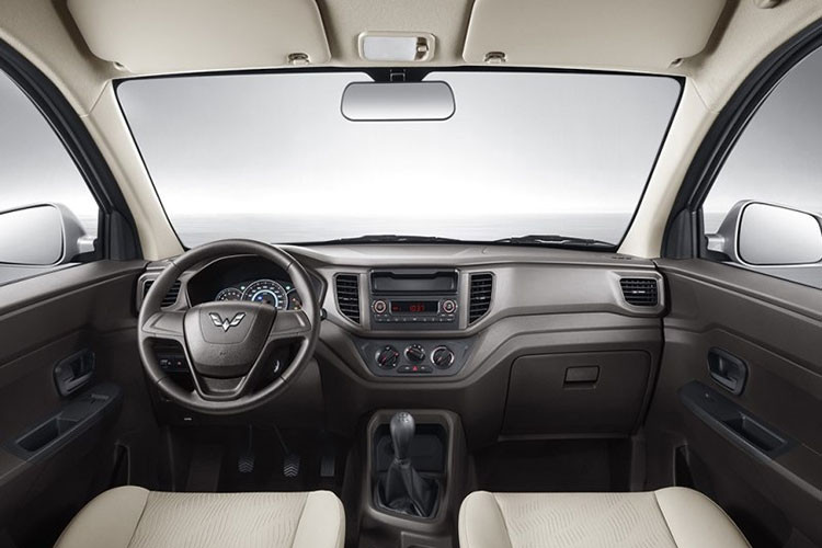 Bước vào bên trong phiên bản mới của mẫu xe bán chạy nhất Trung Quốc này, người lái được chào đón bằng không gian nội thất rộng rãi nhờ chiều dài cơ sở 2.800 mm. Ngoài ra, không gian bên trong Hongguang V 2019 còn có thiết kế thời trang hơn nhằm thay đổi định kiến của người tiêu dùng về nội thất xe Wuling.