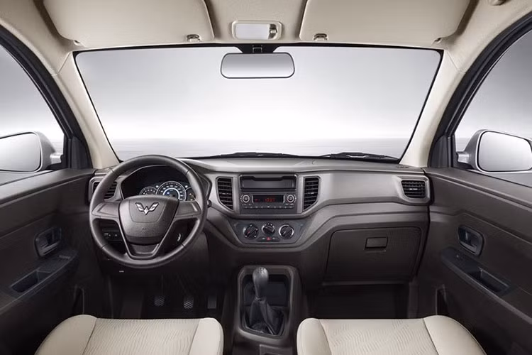 Bước vào bên trong phiên bản mới của mẫu xe bán chạy nhất Trung Quốc này, người lái được chào đón bằng không gian nội thất rộng rãi nhờ chiều dài cơ sở 2.800 mm. Ngoài ra, không gian bên trong Hongguang V 2019 còn có thiết kế thời trang hơn nhằm thay đổi định kiến của người tiêu dùng về nội thất xe Wuling.