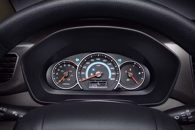 Những nâng cấp nội thất đáng chú ý của Wuling Hongguang V 2019 bao gồm cụm điều khiển trung tâm, bảng đồng hồ và thiết kế mặt cửa. Chưa hết, Wuling Hongguang V 2019 còn được bổ sung cửa gió điều hòa cho hàng ghế sau để mang đến cảm giác thoải mái cho hành khách trên những hành trình dài.