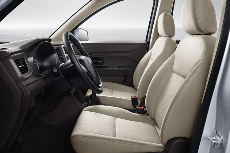 Các trang bị giải trí cho xe không hiện đại, nhưng vừa đủ các kết nối và những tiện ích cơ bản nhất cho người dùng. Về an toàn, mẫu ôtô Trung Quốc này có những trang bị cơ bản như hệ thống chống bó cứng phanh ABS và phân bổ lực phanh điện tử.