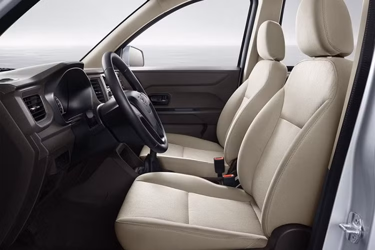 Các trang bị giải trí cho xe không hiện đại, nhưng vừa đủ các kết nối và những tiện ích cơ bản nhất cho người dùng. Về an toàn, mẫu ôtô Trung Quốc này có những trang bị cơ bản như hệ thống chống bó cứng phanh ABS và phân bổ lực phanh điện tử.