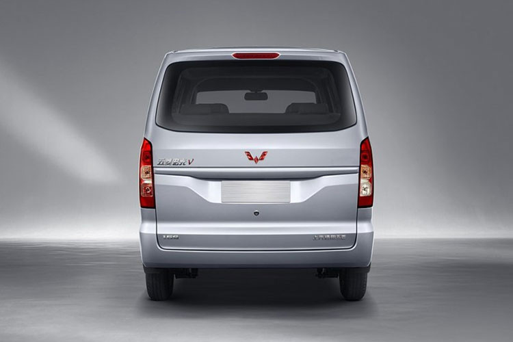 Bên sườn của mẫu MPV 7 chỗ này xuất hiện đường gân mới và cửa dập lõm, mang đến thiết kế 3D hơn cho xe. Độ mở rộng tối đa của cửa trượt bên sườn là 700 mm, giúp người dùng dễ ra/vào bên trong xe. Trong khi đó, đuôi xe được tối ưu hóa với thiết kế tổng thể góc cạnh hơn trước, tương tự đầu xe.