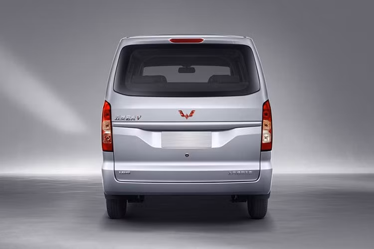 Bên sườn của mẫu MPV 7 chỗ này xuất hiện đường gân mới và cửa dập lõm, mang đến thiết kế 3D hơn cho xe. Độ mở rộng tối đa của cửa trượt bên sườn là 700 mm, giúp người dùng dễ ra/vào bên trong xe. Trong khi đó, đuôi xe được tối ưu hóa với thiết kế tổng thể góc cạnh hơn trước, tương tự đầu xe.