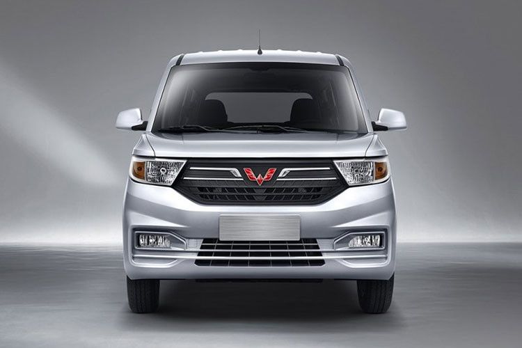 Bên ngoài, mẫu xe MPV Wuling Hongguang V 2019 bản nâng cấp sở hữu thiết kế ngoại thất góc cạnh hơn. Trong đó, phần đầu xe được áp dụng phong cách thiết kế mới nhất của thương hiệu Wuling với lưới tản nhiệt hình lục giác màu đen, nối liền với cụm đèn pha. Ngoài ra, Wuling Hongguang V 2019 còn được trang bị cản trước mới, tích hợp cụm đèn sương mù.