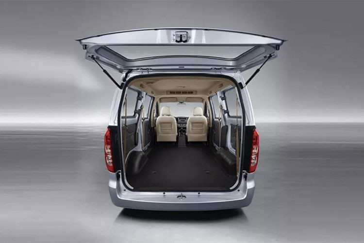 Để biến Hongguang V 2019 thành mẫu MPV thực dụng hơn, hãng Wuling đã trang bị đến 19 hộc chứa đồ khác nhau bên trong xe. Đặc biệt, khi các hàng ghế sau được tháo bỏ, mẫu MPV này sẽ cung cấp khoang hành lý có thể tích lên đến 4.300 lít.